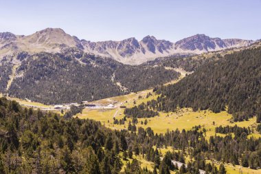 Pyrenees ve yeşil çam ormanları ile çevrili bir vadi doruklarına görünümünü. Europe Andorra