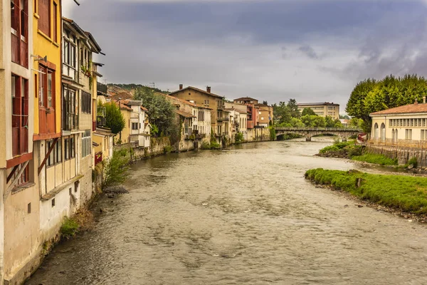 Ponte Casas Rio Salat Aldeia Saint Girons Perto Dos Pirenéus — Fotografia de Stock