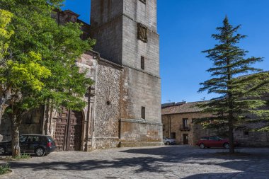 Ortaçağ taş anıtın ve arka planda Santa Maria de la Asuncin şehir Medinacelli Soria Kastilya ve Len İspanya collegiate Kilisesi kubbe görebilirsiniz