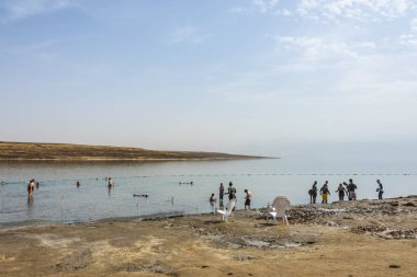Nerede yıkananlara kendilerini cilt için şifa maddeler içerir onların çamur ile yağlamak için yararlanmak Ölü Deniz kıyıları. İsrail