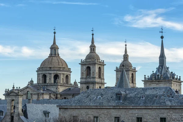 Ciudad de San Lorenzo del Escorial Antiguas construcciones y cúpulas del monasterio. España madrid . —  Fotos de Stock