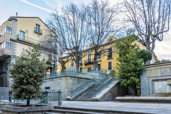 Paesaggio stradale in una piazza di San Lorenzo del Escorial. Spagna madrid . — Foto Stock