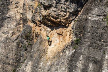 Bir uçuruma tırmanan dağcı. Atazar Madrid İspanya