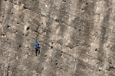 sierra de guadarrama.madrid İspanya bir tırmanış ortasında dağcı