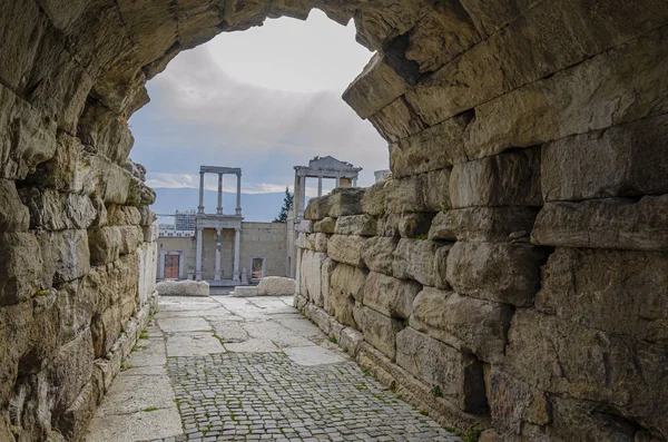 Ruinas del antiguo teatro romano en la ciudad de Plovdiv . — Foto de Stock