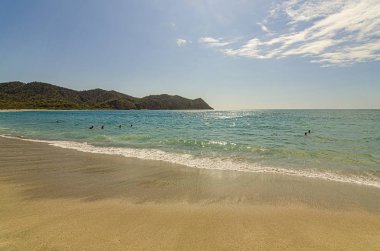 sahilde güneşli bir gün keşiş. Ekvador