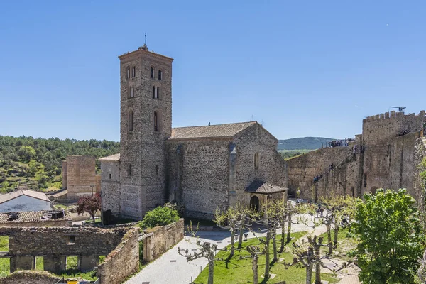 Площадь и средневековая церковь на вилле Buitrago de Lozoya. madrid spain — стоковое фото