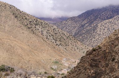 Yüksek Atlas dağlarında derin bir vadide Berber köyü. Marakeş Fas