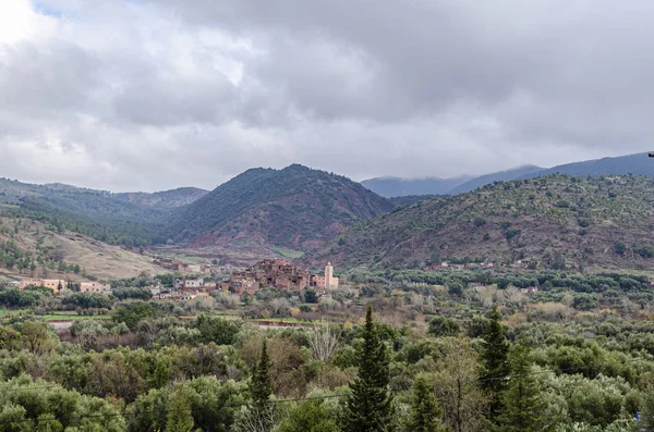 Pueblo bereber en el valle de Imlil en las altas montañas del Atlas. marrakech morocco africa — Foto de Stock