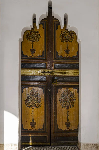 Arco de entrada particular e velha porta árabe com pino. marrakesh morocco — Fotografia de Stock