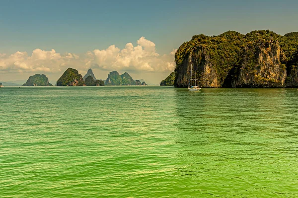 Paradise landscape of the Andaman Sea with its islands. Thailand — Stock Photo, Image