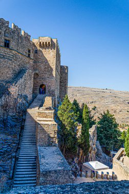 Lindos şehrindeki Kudüs Hastanesi 'nin Aziz John Nişanı' nın Haçlı Şövalyeleri 'nin tarihi kalesine giriş. Rhodes Adası. Yunanca