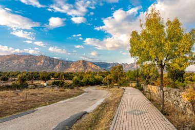 Sierra de Guadarrama 'nın doğal parkında yaya yolu. Madrid halkı. İspanya