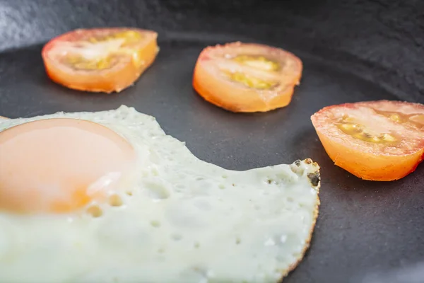 Oeuf Frit Frit Aux Tomates Hachées Dans Une Poêle Fonte — Photo