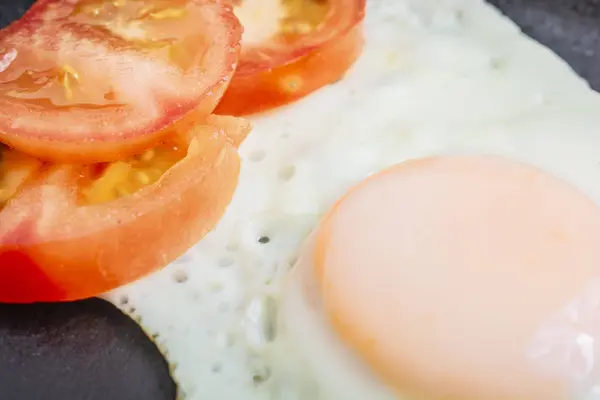 Oeuf Frit Frit Aux Tomates Hachées Dans Une Poêle Fonte — Photo