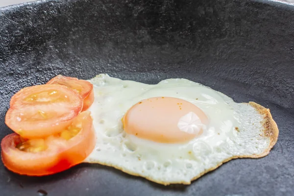 Oeuf Frit Frit Aux Tomates Hachées Dans Une Poêle Fonte — Photo