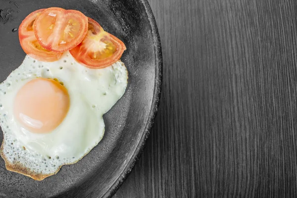 Oeuf Frit Frit Aux Tomates Hachées Dans Une Poêle Fonte — Photo