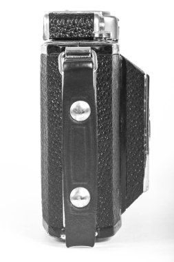 Eski, eski cep fotoğraf makinesi. Siyah kamera siyah deri kolu ile kaplıdır. SSCB kameranın beyaz arka plan modeli önden görünüm