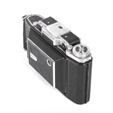 Eski, eski cep fotoğraf makinesi. Siyah kamera siyah deri kolu ile kaplıdır. SSCB kameranın beyaz arka plan modeli önden görünüm