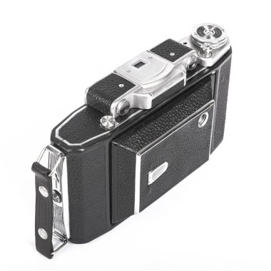 Eski, eski cep fotoğraf makinesi. Siyah kamera siyah deri kolu ile kaplıdır. SSCB kameranın beyaz arka plan modeli önden görünüm