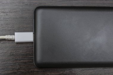 Hareket eden smartphones ahşap bir masa üzerinde beyaz bir tel şarj