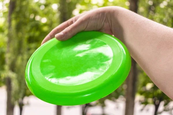 Hand Een Groene Disc Frisbee Gooien Het Park Een Zomerdag — Stockfoto