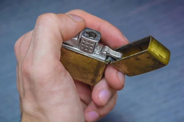 Mano Oro Plegable Más Ligero Sobre Fondo Oscuro Tonos Amarillo — Foto de Stock