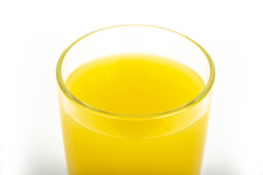 Portakal suyu sarı-turuncu beyaz izole cam