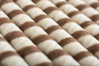 Çizgili gözleme çikolata arka plan ile doldurulmuş rulo