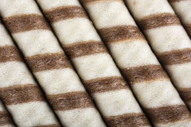 Çizgili gözleme çikolata arka plan ile doldurulmuş rulo