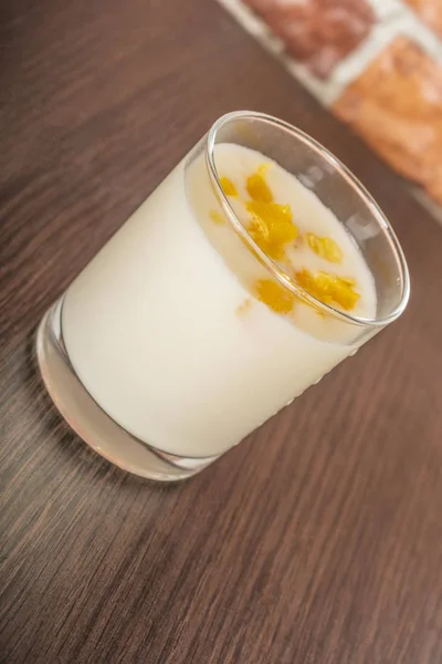 Yoghurt Med Orange Sylt Och Skivor Glas Kopp Ett Rustikt — Stockfoto