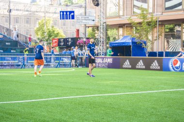 Kiev, Ukrayna - 26 Mayıs 2018: Fan-bölgenin Uefa Şampiyonlar Ligi final futbol hayranları. Kiev futbol oynarken sokak fan bölgede dolaşan insanlar ve futbol hayranları