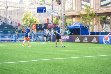 Kiev, Ukrayna - 26 Mayıs 2018: Fan-bölgenin Uefa Şampiyonlar Ligi final futbol hayranları. Kiev futbol oynarken sokak fan bölgede dolaşan insanlar ve futbol hayranları