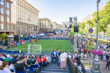 Kiev, Ukrayna - 26 Mayıs 2018: Fan-bölgenin Uefa Şampiyonlar Ligi final futbol hayranları. Kiev futbol oynarken sokak fan bölgede dolaşan insanlar ve futbol hayranları