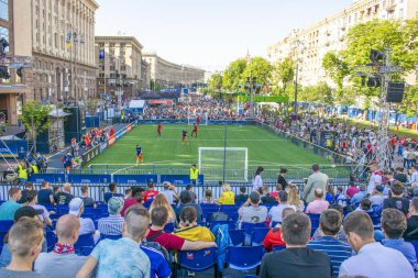 Kiev, Ukrayna - 26 Mayıs 2018: Fan-bölgenin Uefa Şampiyonlar Ligi final futbol hayranları. Kiev futbol oynarken sokak fan bölgede dolaşan insanlar ve futbol hayranları