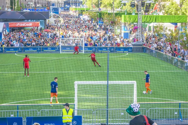 Kiev, Ukrayna - 26 Mayıs 2018: Fan-bölgenin Uefa Şampiyonlar Ligi final futbol hayranları. Kiev futbol oynarken sokak fan bölgede dolaşan insanlar ve futbol hayranları