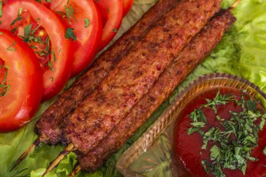 sebze Salata Domates ketçap lulia Kebap altın kabuk ile Barbekü