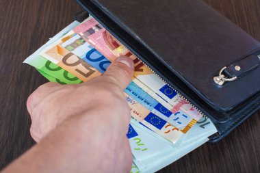 Elini faturaları bir deri çanta ve Avrupa para birimi euro çekilmesi ile ortaya çıkarır euro 