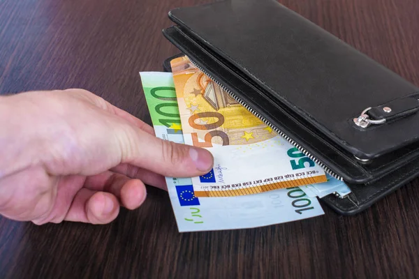 Mano Dell Uomo Estrae Banconote Con Una Borsa Pelle Ritiro — Foto Stock