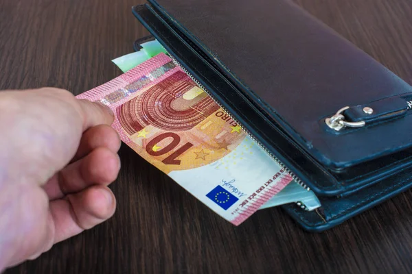 Mano Dell Uomo Estrae Banconote Con Una Borsa Pelle Ritiro — Foto Stock