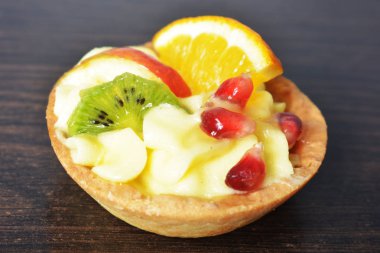 Sepetteki renkli meyve ile kremalı pasta