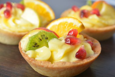 Sepetteki renkli meyve ile kremalı pasta