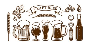 Vintage bira kümesi. Eski ahşap kupa, bardak, açacağı, arpa, buğday, hop, şişe kapağı. Bira, bira festivali, bar, pub tasarım. Elle çizilmiş vektör illüstrasyon izole üzerinde beyaz backgraund.