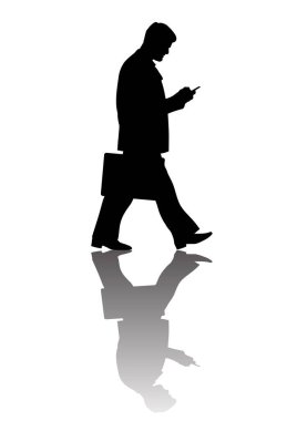 Elinde bavuluyla yürüyen bir işadamı akıllı telefona bakıyor. Yansımalı uzun bir siluet.