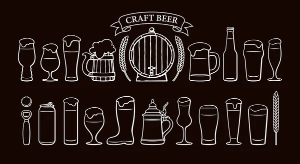 Objetos de cerveza aislados sobre fondo negro. Vasos de cerveza, tazas, barril de madera, trigo, pancarta de cinta con texto Cerveza artesanal — Vector de stock
