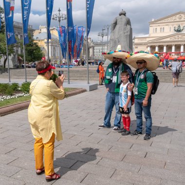 21 Haziran 2018, Moskova, Nikolskaya Caddesi. Futbol Dünya Kupası. Mexican fanlar fonunda çocuk fotoğrafı.