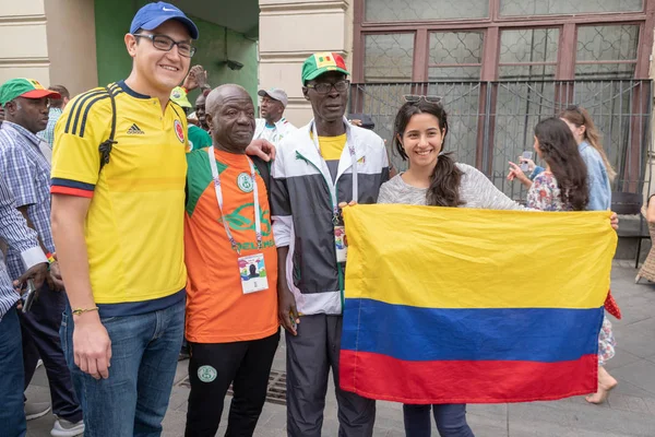 Moskova, Rusya. 21 Haziran 2018. Dünya Kupası futbol. Destekçileri fotoğrafçısına poz olan.