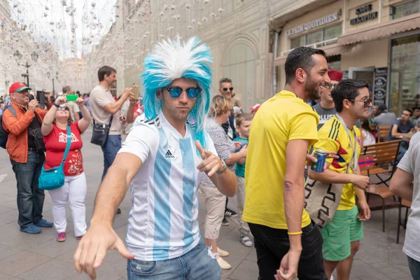 Moskova, Rusya. 21 Haziran 2018. Dünya Kupası futbol. Destekçileri fotoğrafçısına poz olan.