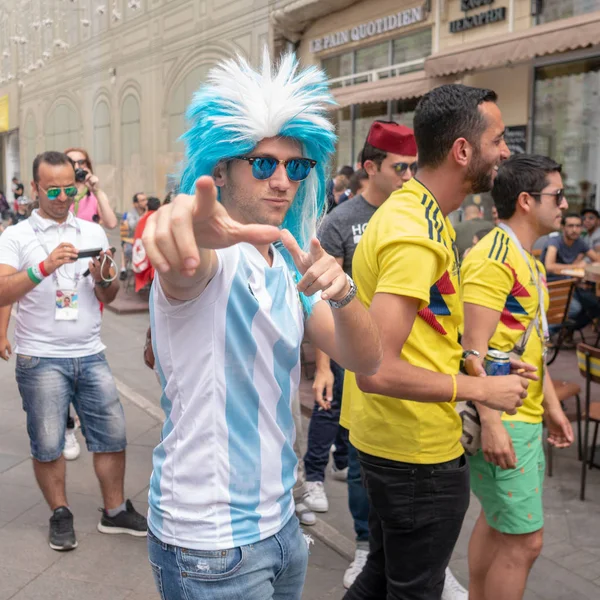 Moskova, Rusya. 21 Haziran 2018. Dünya Kupası futbol. Destekçileri fotoğrafçısına poz olan.