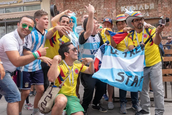 Moskova, Rusya. 21 Haziran 2018. Dünya Kupası futbol. Destekçileri fotoğrafçısına poz olan.